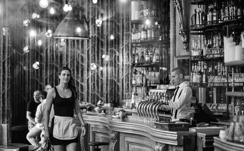 Why getting bottle service at your favorite country and southern bar is the way to celebrate 3 Hot Waitresses: Benefits of Getting Bottle Service
