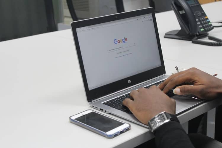 10 Ways Entrepreneurs Can Make a Fortune - No Cash Required! 2 person typing