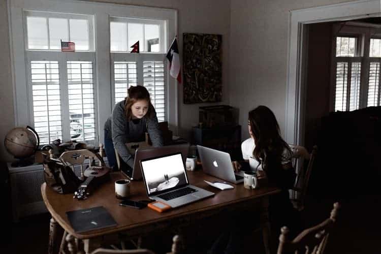 10 Ways Entrepreneurs Can Make a Fortune - No Cash Required! 4 woman working
